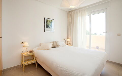 Altea 49: Schlafzimmer, Zimmer, Bett, Möbel, Eigentum, Bettdecke, Bettrahmen, Bedding, Interior Design, Fussboden