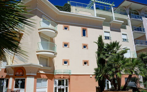 Résidence les Cariatides: Gebäude, Eigentum, Grundeigentum, Die Architektur, Haus, Wohnung, Wohngebiet, Zuhause, Mischnutzung, Nachbarschaft