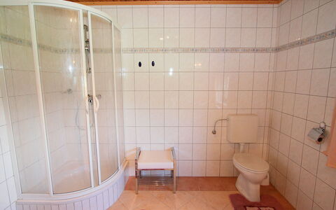 Christl: Badezimmer, Zimmer, Fliese, Eigentum, Fussboden, Wand, Interior Design, Gebäude, Badewanne, Armatur