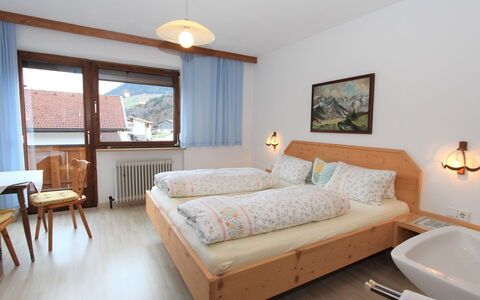 Christl: Möbel, Schlafzimmer, Zimmer, Eigentum, Bett, Interior Design, Fussboden, Bettrahmen, Gebäude, Bettdecke