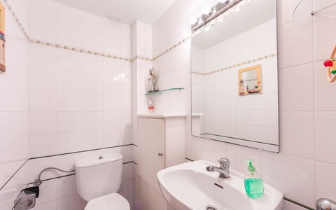 Zen: Badezimmer, Eigentum, Zimmer, Interior Design, Armatur, Die Architektur, Wand, Grundeigentum, Haus, Toilette