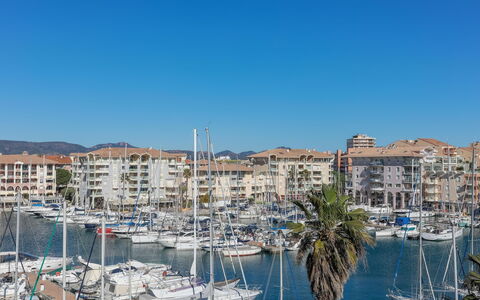 Fréjus 560: Wasser, Boot, Himmel, Gebäude, Watercraft, Blau, Azurblau, Gewässer, See, Dock