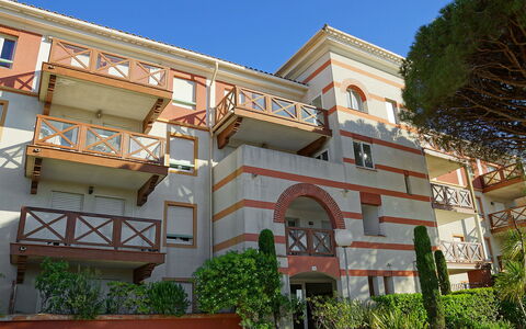 Fréjus 565: Pflanze, Himmel, Gebäude, Fenster, Wohngebiet, Grundeigentum, Fassade, Freizeit, Baum, Urban Design