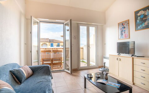 Fréjus 565: Eigentum, Möbel, Tabelle, Cabinetry, Azurblau, Bilderrahmen, Holz, Interior Design, Wohnzimmer, Gebäude