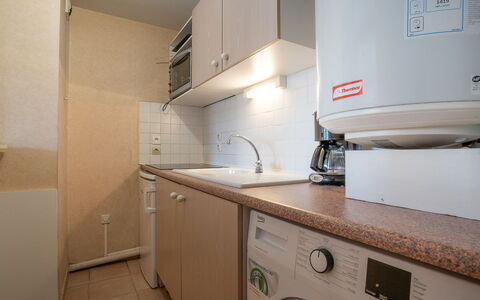 Fréjus 565: Cabinetry, Spüle, Sinken, Eigentum, Zapfhahn, Countertop, Gebäude, Armatur, Wäschekammer, Küche