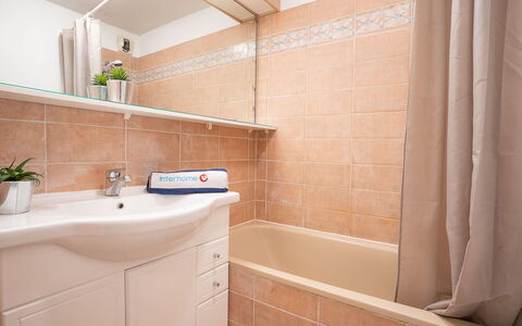 Fréjus 565: Braun, Sinken, Eigentum, Zapfhahn, Armatur, Pflanze, Badewanne, Badezimmer, Cabinetry
