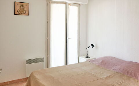 Fréjus 565: Bett, Wand, Interior Design, Schlafzimmer, Fussboden, Möbel, Flooring, Holz, Bettdecke, Zimmer