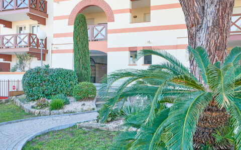 Fréjus 565: Strauch, Garten, Schatten, Rasen, Landscaping, Hazienda, Garten, Auffahrt, Walkway