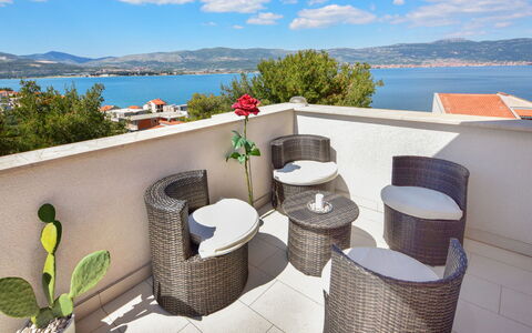 Trogir Slatine 166: Möbel, Wohnung, Resort, Stuhl, Gartenmöbel, Zimmerpflanze, Balkon, Eco Hotel, Hotel, Blumentopf