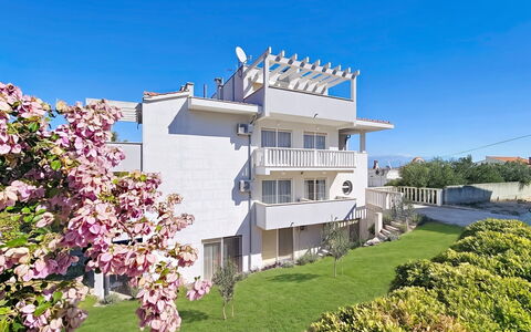 Trogir Slatine 166: Schwimmbad, Gebirge, Eco Hotel, Resort, Estate, Senke, Villa, Landscaping, Ferienort, Hinterhof