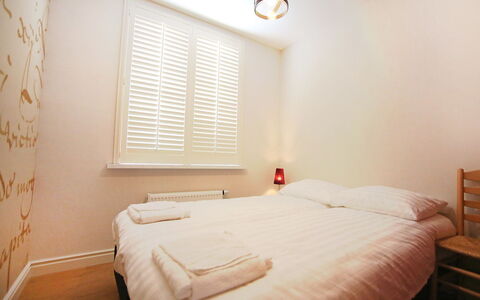 Voc-Huys: Schlafzimmer, Bett, Zimmer, Möbel, Eigentum, Bettrahmen, Bettdecke, Interior Design, Bedding, Fussboden