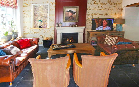 Voc-Huys: Zimmer, Wohnzimmer, Möbel, Eigentum, Interior Design, Orange, Haus, Gebäude, Tabelle, Zuhause