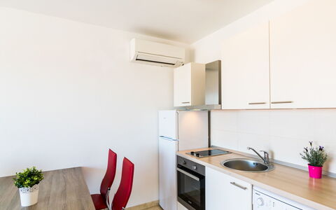Brač Sutivan 104: Eigentum, Zimmer, Möbel, Grundeigentum, Gebäude, Interior Design, Haus, Fussboden, Küche, Cabinetry