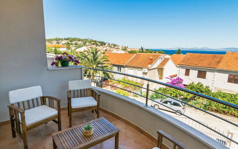 Brač Sutivan 104: Eigentum, Balkon, Gebäude, Grundeigentum, Haus, Zimmer, Resort, Wohnung, Zuhause, Himmel
