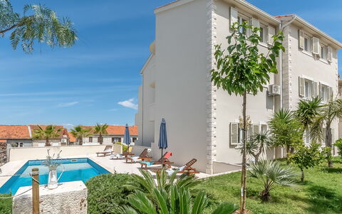 Brač Sutivan 104: Eigentum, Gebäude, Grundeigentum, Haus, Wohngebiet, Die Architektur, Wohnung, Baum, Urlaub, Resort