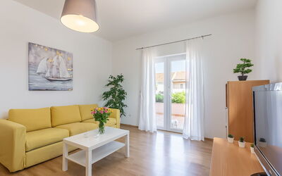 Villa 2 Pools 104.7: Zimmer, Wohnzimmer, Fussboden, Interior Design, Möbel, Eigentum, Decke, Gebäude, Gelb, Laminatboden