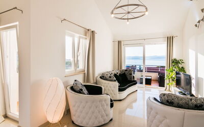 Villa 2 Pools 104.5: Zimmer, Weiss, Eigentum, Interior Design, Möbel, Wohnzimmer, Decke, Gebäude, Haus, Fussboden