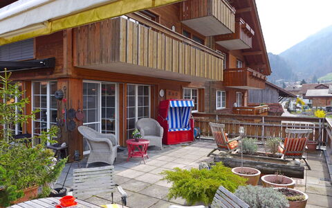 Wilderswil 112: Eigentum, Blumentopf, Pflanze, Stuhl, Interior Design, Gartenmöbel, Schatten, Die Architektur, Tabelle, Holz
