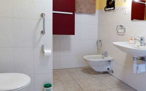 Wilderswil 112: Zapfhahn, Bad Sink, Armatur, Eigentum, Sinken, Badezimmer, Lila, Blau, Spiegel, Toilette