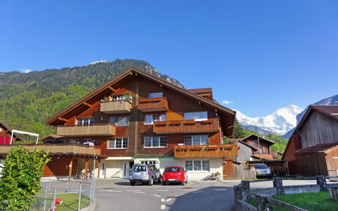 Wilderswil 112: Himmel, Gebäude, Berg, Eigentum, Pflanze, Fenster, Haus, Die Architektur, Fahrzeug, Auto