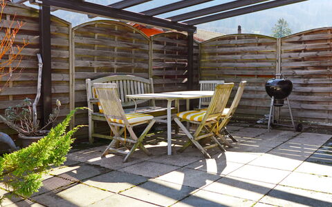 Wilderswil 112: Eigentum, Möbel, Pflanze, Stuhl, Gebäude, Tisch Im Freien, Gartenmöbel, Holz, Schatten, Interior Design