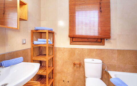 Estrella: Eigentum, Armatur, Fenster, Blau, Holz, Interior Design, Badezimmer, Die Architektur, Sinken, Toilleten Sitz