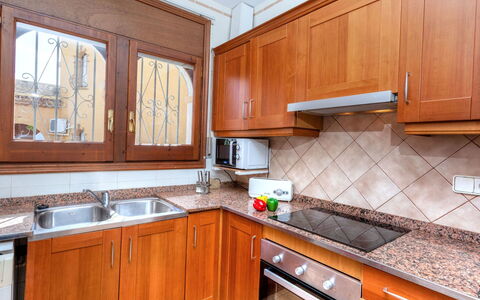 Estrella: Braun, Cabinetry, Countertop, Eigentum, Spüle, Gebäude, Möbel, Sinken, Fenster, Küche