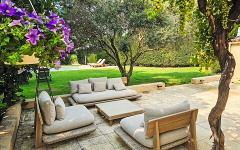 L'Oustaou dei Figo: Möbel, Gartenmöbel, Garten, Strauch, Ground, Hinterhof, Landscaping, Schatten, Garten