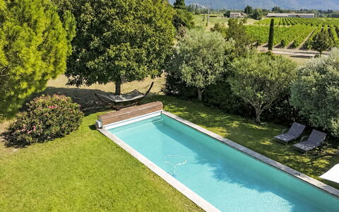 L'Oustaou dei Figo: Schwimmbad, Garten, Strauch, Hinterhof, Landscaping, Resort, Schatten, Water Feature, Rasen, Estate