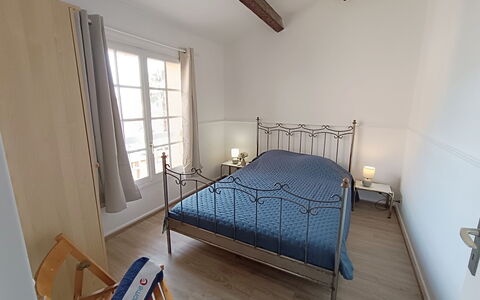 Les Troenes: Möbel, Bett, Interior Design, Flooring, Schlafzimmer, Fussboden, Holz, Zimmer, Bettdecke, Bedding