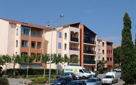 Fréjus 910: Auto, Himmel, Gebäude, Fahrzeug, Rad, Pflanze, Fenster