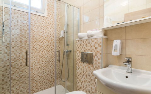 Rab Kampor 650: Badezimmer, Eigentum, Zimmer, Fliese, Interior Design, Wand, Grundeigentum, Die Architektur, Gebäude, Armatur