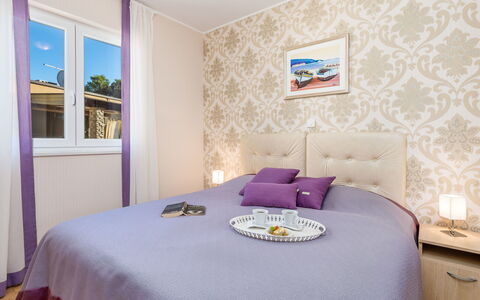 Rab Kampor 650: Schlafzimmer, Zimmer, Möbel, Bett, Eigentum, Bettrahmen, Interior Design, Lila, Bettdecke, Violett