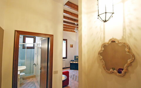 Barbaria de le Tole: Wand, Eigentum, Zimmer, Beleuchtung, Interior Design, Decke, Light Fixture, Haus, Gips, Fussboden