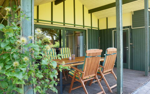 Wiesenhütte: Pflanze, Möbel, Eigentum, Gebäude, Stuhl, Holz, Fenster, Tabelle, Schatten, Interior Design