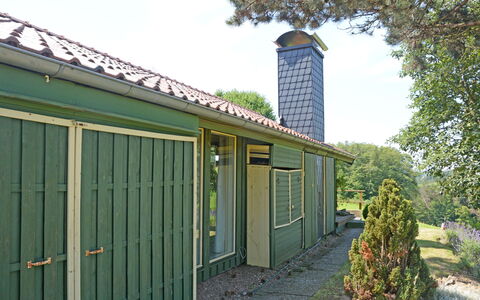 Wiesenhütte: Pflanze, Gebäude, Eigentum, Himmel, Baum, Schatten, Fenster, Wolke, Wohngebiet, Dach