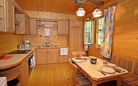 Haus Ahlfeld: Zimmer, Möbel, Eigentum, Countertop, Gebäude, Cabinetry, Küche, Interior Design, Decke, Hartholz
