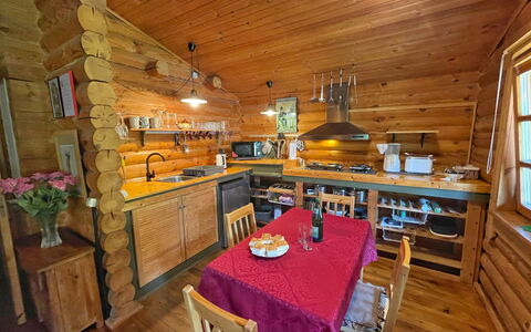 Birdieferienhaus: Tabelle, Möbel, Eigentum, Geschirr, Holz, Fenster, Interior Design, Cabinetry, Fussboden, Stuhl