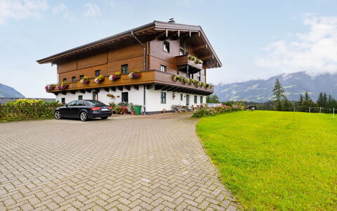 Saalfelden am Steinernen Meer 200: Wolke, Himmel, Pflanze, Eigentum, Gebäude, Rad, Fahrzeug, Fenster, Auto, Berg