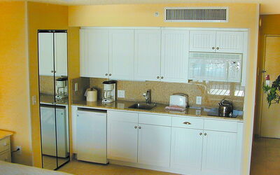 Gulf Resort 10.1: Countertop, Cabinetry, Gebäude, Spüle, Sinken, Küchengerät, Küche, Zapfhahn, Herd, Haus