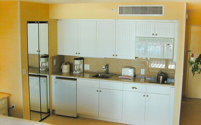 Gulf Resort 10.2: Countertop, Cabinetry, Gebäude, Küchengerät, Spüle, Herd, Sinken, Küche, Haus, Interior Design