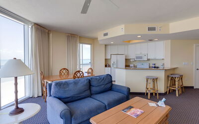 Gulf Resort 10.5: Tabelle, Möbel, Eigentum, Couch, Deckenventilator, Azurblau, Beleuchtung, Wohnzimmer, Holz, Interior Design