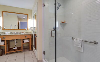 Gulf Resort 10.9: Spiegel, Sinken, Armatur, Brausenstange, Dusche, Gebäude, Fussboden, Badezimmer, Flooring