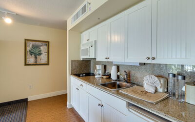 Gulf Resort 10.10: Cabinetry, Eigentum, Countertop, Sinken, Zapfhahn, Spüle, Holz, Gebäude, Interior Design, Armatur