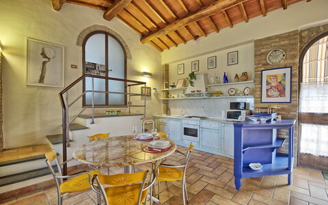 Poggiluglio: Eigentum, Zimmer, Gebäude, Haus, Gelb, Möbel, Interior Design, Küche, Grundeigentum, Decke
