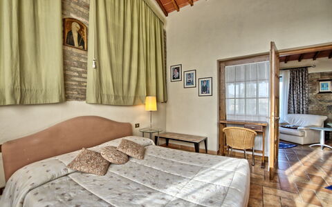 Poggiluglio: Schlafzimmer, Zimmer, Eigentum, Möbel, Bett, Interior Design, Bettdecke, Gebäude, Bettrahmen, Haus