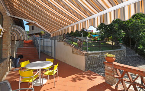 Poggiluglio: Eigentum, Gebäude, Terrasse, Grundeigentum, Zimmer, Haus, Veranda, Hinterhof, Schatten, Dach