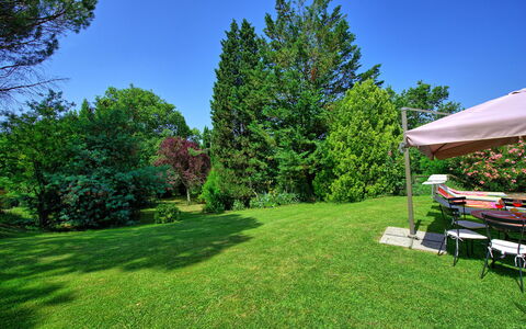 Villa Campogialli: Grün, Rasen, Eigentum, Gras, Baum, Garten, Natürliche Landschaft, Garten, Grundeigentum, Haus