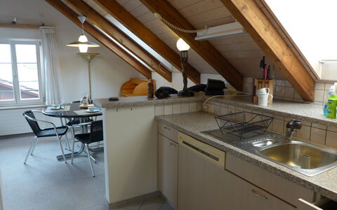 Altstadt Loft: Spüle, Cabinetry, Countertop, Möbel, Sinken, Fenster, Zapfhahn, Gebäude, Herd, Armatur