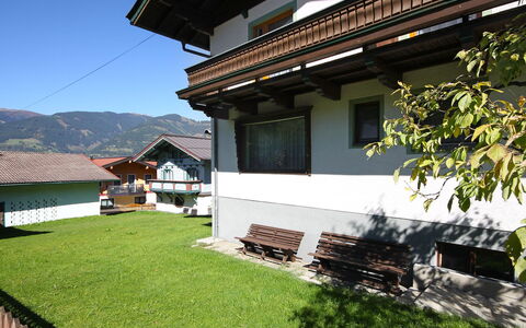 Kaprun 550: Haus, Eigentum, Gebäude, Zuhause, Gras, Die Architektur, Hütte, Grundeigentum, Dach, Wohngebiet